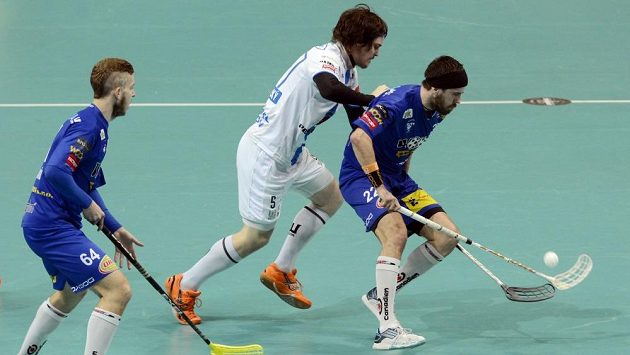 Superfinále florbalové extraligy: Zleva Lukáš Veltšmíd z Vítkovic, David Podhráský z Chodova a Tomáš Sladký z Vítkovic. Superfinále florbalové extraligy: Zleva Lukáš Veltšmíd z Vítkovic, David Podhráský z Chodova a Tomáš Sladký z Vítkovic.