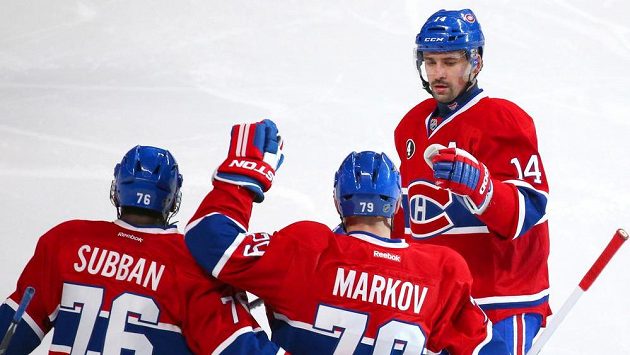 Tomáš Plekanec (vpravo) oslavuje se spoluhráči z Montrealu Canadiens gól do sítě Islanders. Tomáš Plekanec (vpravo) oslavuje se spoluhráči z Montrealu Canadiens gól do sítě Islanders.