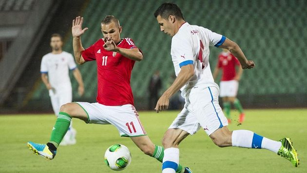 Marek Suchý (vpravo) rozjíždí akci národního týmu, brání mu Vladimir Koman. Marek Suchý (vpravo) rozjíždí akci národního týmu, brání mu Vladimir Koman.