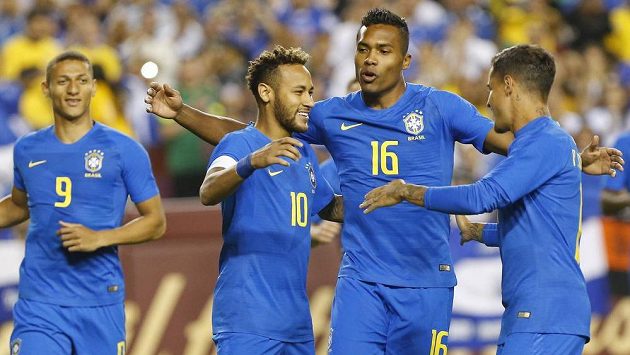 Brazilec Neymar (10) oslavuje se spoluhráči gól proti Salvadoru. Brazilec Neymar (10) oslavuje se spoluhráči gól proti Salvadoru.