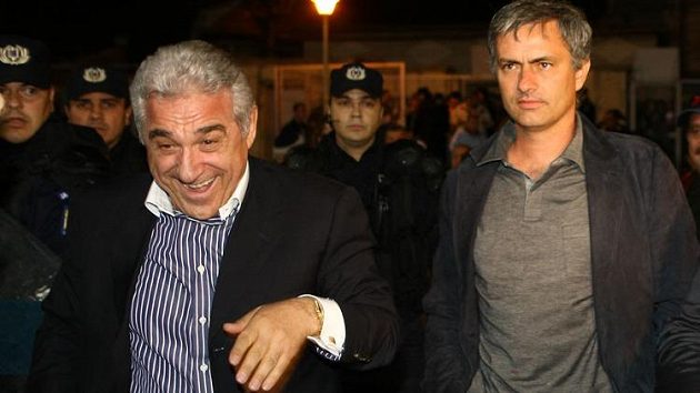 José Mourinho (vpravo) v roce 2008 takto kráčel po boku kontroverzního majitele Steauy Gigiho Becaliho. José Mourinho (vpravo) v roce 2008 takto kráčel po boku kontroverzního majitele Steauy Gigiho Becaliho.