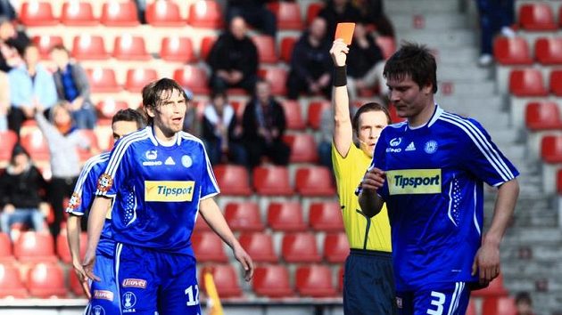 Olomoucký Pavel Dreksa (vpravo) dostává červenou kartu. Olomoucký Pavel Dreksa (vpravo) dostává červenou kartu.
