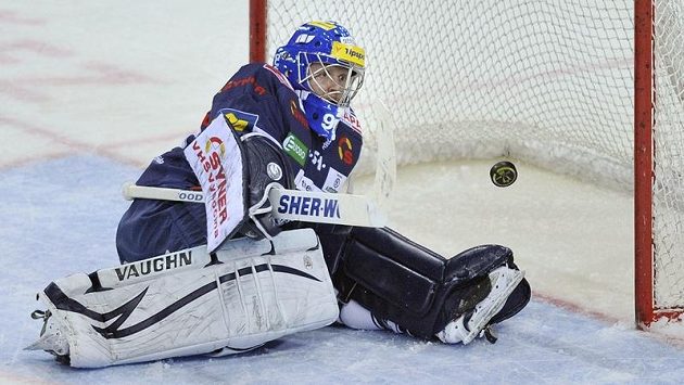Liberecký gólman Marek Pinc likviduje nepříjemný puk ve třetím semifinále proti Pardubicím. Liberecký gólman Marek Pinc likviduje nepříjemný puk ve třetím semifinále proti Pardubicím.