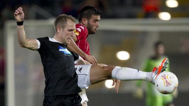 Plzeňský Daniel Kolář (vlevo) v souboji s Hananem Mamanem z Tel Avivu. Plzeňský Daniel Kolář (vlevo) v souboji s Hananem Mamanem z Tel Avivu.