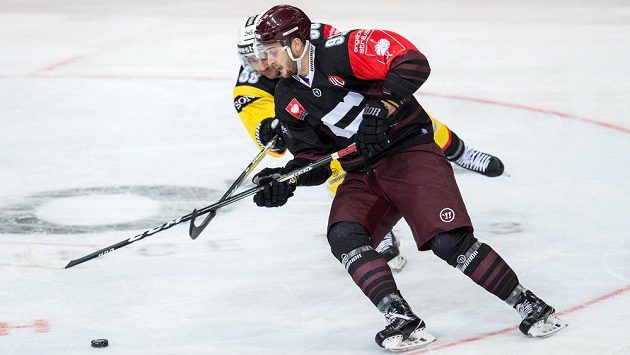 Martin Procházka ze Sparty (vpředu) a Maxim Noreau z Bernu ve čtvrtfinále play off hokejové Ligy mistrů. Martin Procházka ze Sparty (vpředu) a Maxim Noreau z Bernu ve čtvrtfinále play off hokejové Ligy mistrů.
