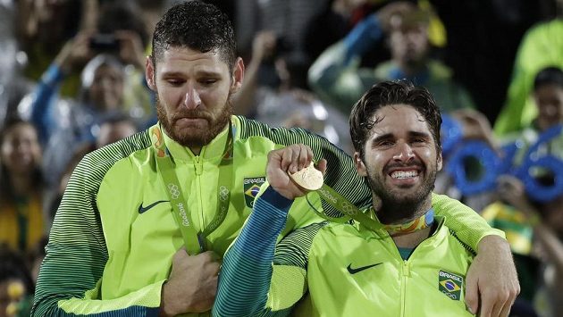 Brazilci Alison Cerutti (vlevo) a Bruno Oscar Schmidt po triumfu v turnaji v plážovém volejbalu. Brazilci Alison Cerutti (vlevo) a Bruno Oscar Schmidt po triumfu v turnaji v plážovém volejbalu.