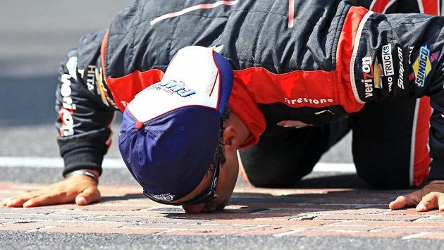 Juan Pablo Montoya líbá dráhu v Indianapolisu po triumfu ve slavném závodu. Juan Pablo Montoya líbá dráhu v Indianapolisu po triumfu ve slavném závodu.