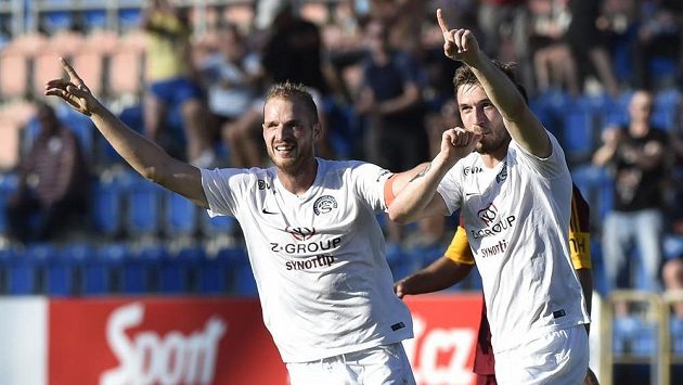 Zleva Vlastimil Daníček a Marek Havlík ze Slovácka se radují z gólu proti Dukle. Zleva Vlastimil Daníček a Marek Havlík ze Slovácka se radují z gólu proti Dukle.
