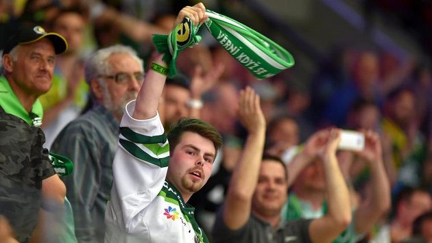 Karlovarští fanoušci slaví postup do extraligy, hokejovou krásu si ale v zápase s Litvínovem neužili. Karlovarští fanoušci slaví postup do extraligy, hokejovou krásu si ale v zápase s Litvínovem neužili.