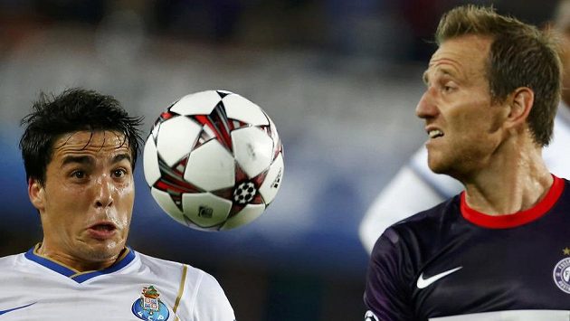 Útočník Austrie Vídeň Tomáš Jun (vpravo) v utkání Ligy mistrů proti FC Porto. Útočník Austrie Vídeň Tomáš Jun (vpravo) v utkání Ligy mistrů proti FC Porto.