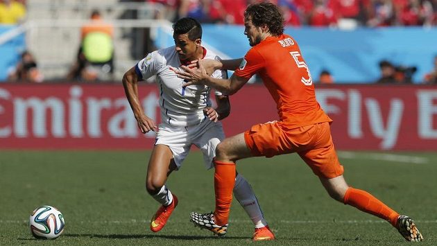 Chilský útočník Alexis Sánchez (vlevo) bojuje v utkání s Nizozemskem s Daleym Blindem. Chilský útočník Alexis Sánchez (vlevo) bojuje v utkání s Nizozemskem s Daleym Blindem.