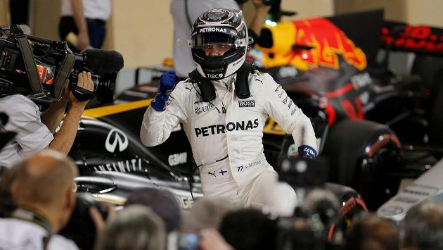 Fin Valtteri Bottas se raduje z vítězství v kvalifikaci na GP Bahrajnu vozů formule 1. Fin Valtteri Bottas se raduje z vítězství v kvalifikaci na GP Bahrajnu vozů formule 1.