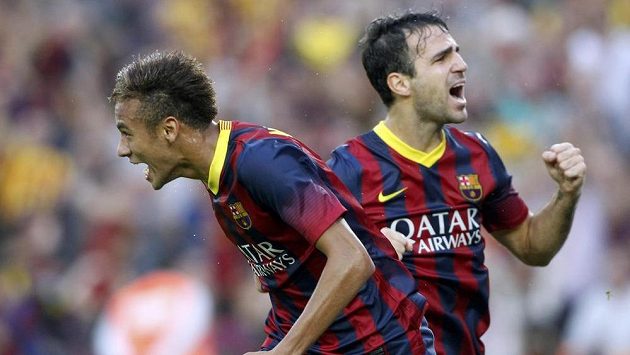 Fotbalisté Barcelony Neymar a Fábregas se radují ze vstřelení gólu. Fotbalisté Barcelony Neymar a Fábregas se radují ze vstřelení gólu.
