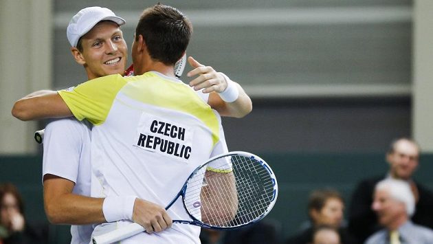 Čeští tenisté Tomáš Berdych (vlevo) a Lukáš Rosol se radují z vítězství ve čtyřhře nad švýcarským párem Stanislas Wawrinka, Marco Chiudinelli. Čeští tenisté Tomáš Berdych (vlevo) a Lukáš Rosol se radují z vítězství ve čtyřhře nad švýcarským párem Stanislas Wawrinka, Marco Chiudinelli.
