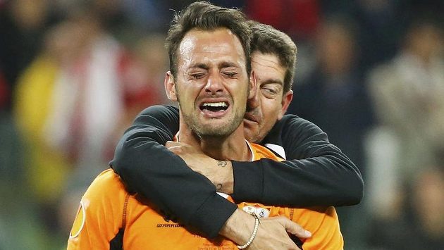 Je rozhodnuto! Jásat mohl i brankář FC Sevilla Beto. Je rozhodnuto! Jásat mohl i brankář FC Sevilla Beto.
