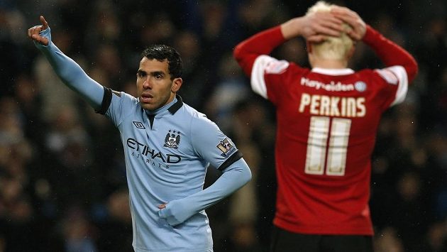 Útočník Manchesteru City Carlos Tévez slaví gól v utkání FA Cupu proti Barnsley. Útočník Manchesteru City Carlos Tévez slaví gól v utkání FA Cupu proti Barnsley.