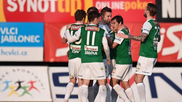 Fotbalisté Jablonce se radují z gólu v utkání proti Hradci Králové. Fotbalisté Jablonce se radují z gólu v utkání proti Hradci Králové.