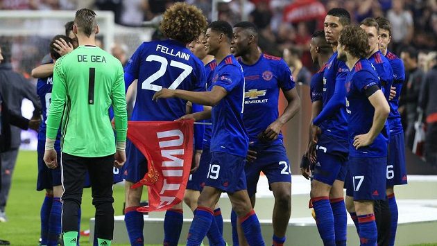 Už je konec. Fotbalisté Manchesteru United už vědí, že získali trofej pro vítěz Evropské ligy. Už je konec. Fotbalisté Manchesteru United už vědí, že získali trofej pro vítěz Evropské ligy.