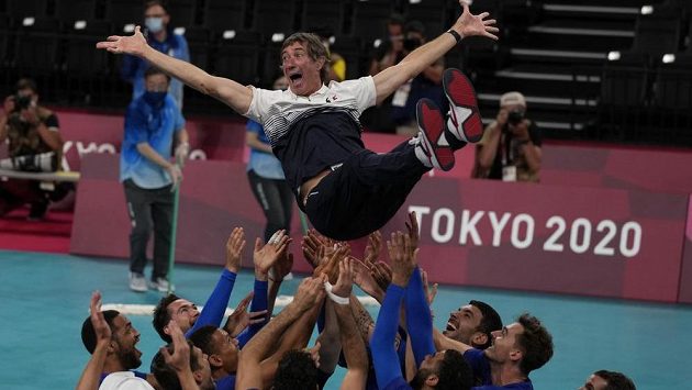 Francouzští volejbalisté slaví svou první medaili na olympiádě. Francouzští volejbalisté slaví svou první medaili na olympiádě.
