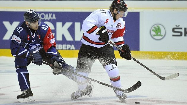 Martin Škoula (vlevo) Liberce a Marcel Ohmann z Kolína nad Rýnem v utkání skupiny A hokejové Ligy mistrů. Martin Škoula (vlevo) Liberce a Marcel Ohmann z Kolína nad Rýnem v utkání skupiny A hokejové Ligy mistrů.