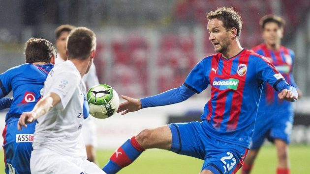 Zleva Jan Juroška ze Slovácka a plzeňský Marek Bakoš v osmifinále MOL Cupu.. Zleva Jan Juroška ze Slovácka a plzeňský Marek Bakoš v osmifinále MOL Cupu..