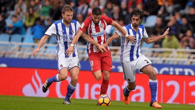 Asier Illarramendi (vlevo) a Carlos Martinez (vpravo) z Realu Sociedad a Yannick Ferreira-Carrasco z Atlétika Madrid. Asier Illarramendi (vlevo) a Carlos Martinez (vpravo) z Realu Sociedad a Yannick Ferreira-Carrasco z Atlétika Madrid.