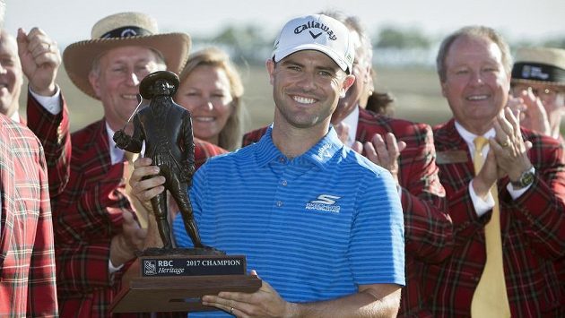 Wesley Bryan pózuje s trofejí pro vítěze turnaje. Wesley Bryan pózuje s trofejí pro vítěze turnaje.