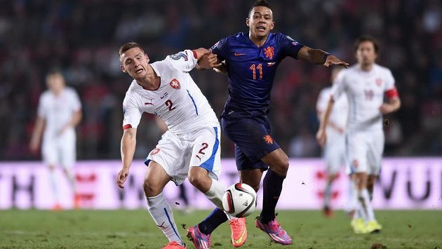 Český obránce Pavel Kadeřábek (vlevo) a Nizozemec Memphis Depay v utkání kvalifikace ME 2016. Český obránce Pavel Kadeřábek (vlevo) a Nizozemec Memphis Depay v utkání kvalifikace ME 2016.