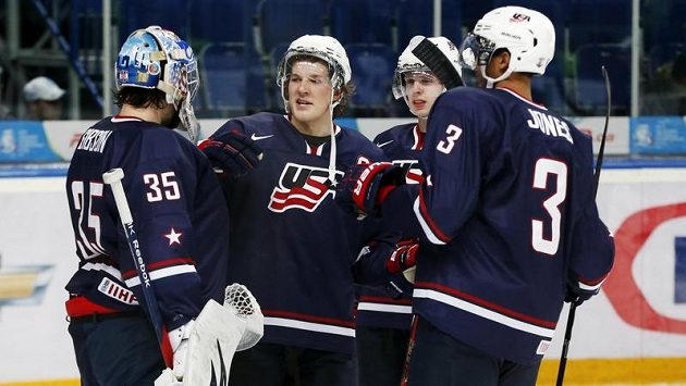 Hokejisté USA do dvaceti let se radují z vítězství nad Slovenskem. Zleva brankář John Gibson, obránci Jake McCabe, Mike Reilly, Seth Jones. Hokejisté USA do dvaceti let se radují z vítězství nad Slovenskem. Zleva brankář John Gibson, obránci Jake McCabe, Mike Reilly, Seth Jones.