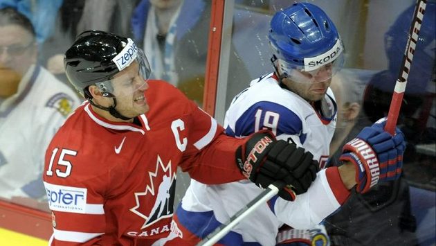 Ryan Getzlaf z Kanady v souboji se Slovákem Tomášem Starostou. Ryan Getzlaf z Kanady v souboji se Slovákem Tomášem Starostou.