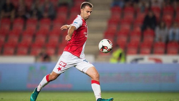 Slávista Josef Hušbauer střílí na branku. Slávista Josef Hušbauer střílí na branku.