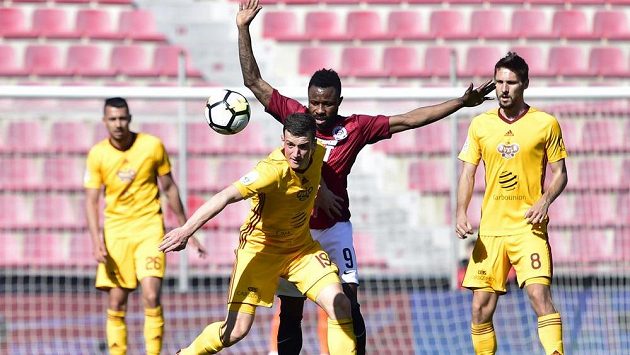 Zleva Ivan Schranz, Lukáš Holík (oba Dukla), Guélor Kanga ze Sparty a Patrik Brandner z Dukly. Zleva Ivan Schranz, Lukáš Holík (oba Dukla), Guélor Kanga ze Sparty a Patrik Brandner z Dukly.