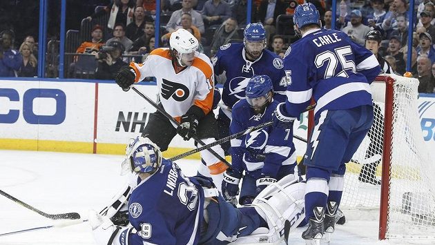 Radko Gudas (uprostřed) zaskakuje na brankovišti za gólmana Tampy v utkání s Philadelphií. Radko Gudas (uprostřed) zaskakuje na brankovišti za gólmana Tampy v utkání s Philadelphií.