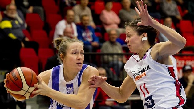 Basketbalistka Ordusporu Elin Eldebrinková (vlevo) a Veronika Bortelová z Nymburka. Basketbalistka Ordusporu Elin Eldebrinková (vlevo) a Veronika Bortelová z Nymburka.