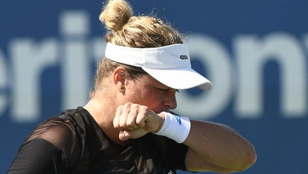 Další návrat belgické tenistky Kim Clijstersové po roční pauze skončil hned po prvním duelu. Další návrat belgické tenistky Kim Clijstersové po roční pauze skončil hned po prvním duelu.