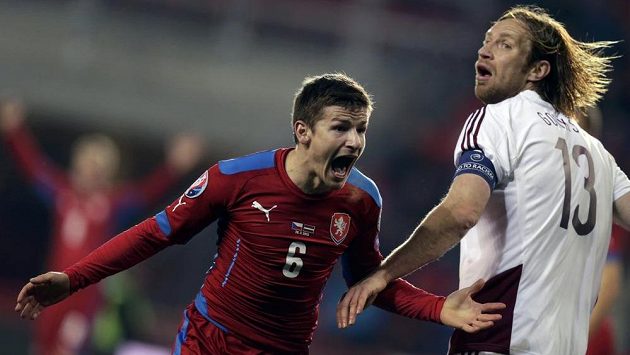 Český záložník Václav Pilař (vlevo) a Lotyš Kaspars Gorkšs. Český záložník Václav Pilař (vlevo) a Lotyš Kaspars Gorkšs.