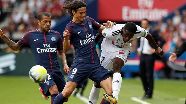 Hráči Paris Saint-Germain Edinson Cavani (uprostřed) a Dani Alves se snaží zblokovat centr Harissona Manzaly z Amiens. Hráči Paris Saint-Germain Edinson Cavani (uprostřed) a Dani Alves se snaží zblokovat centr Harissona Manzaly z Amiens.