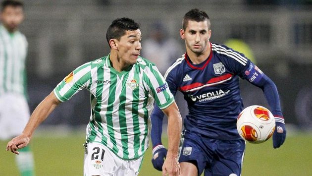 Maxime Gonalons z Lyonu (vpravo) bojuje o míč s Lorenzem Reyesem z Realu Betis. Maxime Gonalons z Lyonu (vpravo) bojuje o míč s Lorenzem Reyesem z Realu Betis.