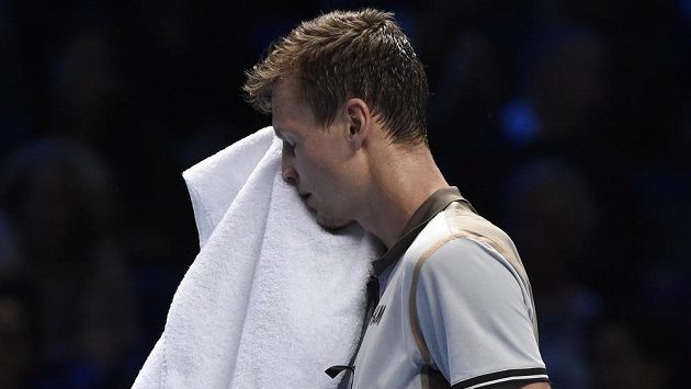 Skleslý Tomáš Berdych během utkání Turnaje mistrů proti Rogeru Federerovi. Skleslý Tomáš Berdych během utkání Turnaje mistrů proti Rogeru Federerovi.