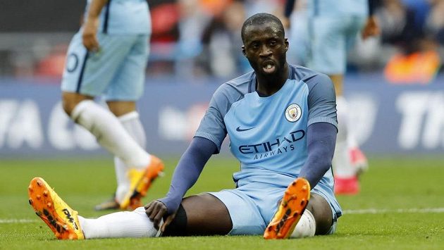 Fotbalista Manchesteru City Yaya Touré byl po utkání FA Cupu s Arsenalem hodně zklamaný z výkonu sudího. Proto přišel se zvláštním nápadem před derby s United. Fotbalista Manchesteru City Yaya Touré byl po utkání FA Cupu s Arsenalem hodně zklamaný z výkonu sudího. Proto přišel se zvláštním nápadem před derby s United.