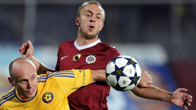 Záložníke Sparty Jiří Skalák (vpravo) míří do Brna. Záložníke Sparty Jiří Skalák (vpravo) míří do Brna.