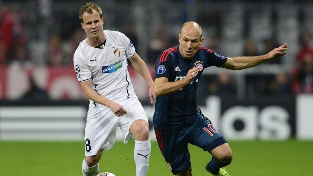 Obránce Plzně David Limberský (vlevo) a Arjen Robben z Bayernu Mnichov v utkání základní skupiny Ligy mistrů. Obránce Plzně David Limberský (vlevo) a Arjen Robben z Bayernu Mnichov v utkání základní skupiny Ligy mistrů.
