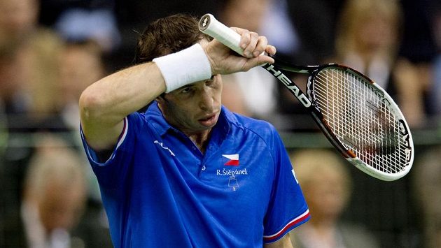 Český reprezentant Radek Štěpánek v utkání proti srbské jedničce Novaku Djokovičovi. Český reprezentant Radek Štěpánek v utkání proti srbské jedničce Novaku Djokovičovi.