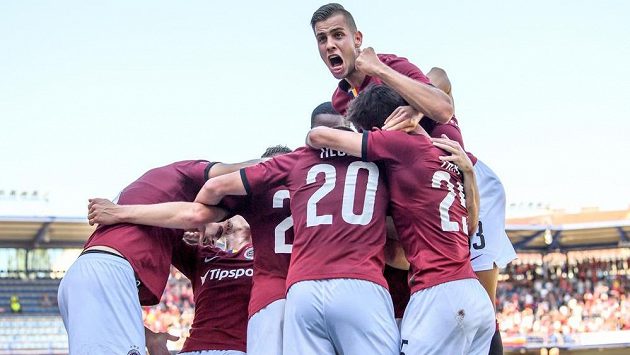 Fotbalisté Sparty Praha Michal Sáček, Srdjan Plavšič, Adam Hložek, Martin Hašek a Dávid Hancko oslavují gól na 2:0 proti Baníku Ostrava. Fotbalisté Sparty Praha Michal Sáček, Srdjan Plavšič, Adam Hložek, Martin Hašek a Dávid Hancko oslavují gól na 2:0 proti Baníku Ostrava.