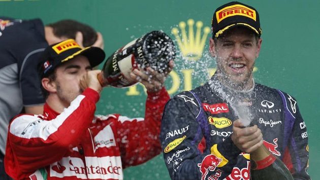 Snímek z Kanady ilustruje celý šampionát: Sebastian Vettel (vpravo) konkurenci ujíždí, Fernando Alonso (v pozadí) mu sekunduje. Snímek z Kanady ilustruje celý šampionát: Sebastian Vettel (vpravo) konkurenci ujíždí, Fernando Alonso (v pozadí) mu sekunduje.