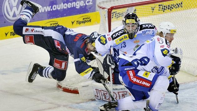 Liberecký Jan Víšek (vlevo) se dere zpoza brněnské branky, kterou stráží Jan Švrček (vpravo) a brankář Martin Falter. Liberecký Jan Víšek (vlevo) se dere zpoza brněnské branky, kterou stráží Jan Švrček (vpravo) a brankář Martin Falter.
