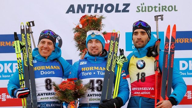Sprint na MS biatlonistů vyhrál Alexander Loginov, druhé místo bral Quentin Fillon Maillet (vlevo) a třetí byl Martin Fourcade. Sprint na MS biatlonistů vyhrál Alexander Loginov, druhé místo bral Quentin Fillon Maillet (vlevo) a třetí byl Martin Fourcade.