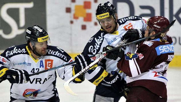 Sparťan Lukáš Pech (vpravo) se snaží přetlačit vítkovickou dvojici Michal Barinka, Martin Dudáš. Sparťan Lukáš Pech (vpravo) se snaží přetlačit vítkovickou dvojici Michal Barinka, Martin Dudáš.