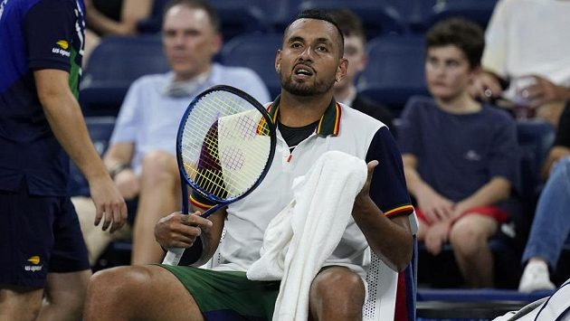 Nick Kyrgios během úvodního kola US Open ztropil scénu kolem ručníků Nick Kyrgios během úvodního kola US Open ztropil scénu kolem ručníků
