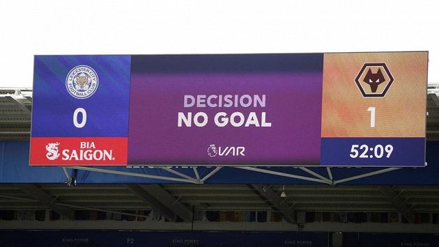Fotbalisté Wolverhamptonu se z gólu radovali jen chvíli. Informační tabule an stadionu po minutě a půl ukázala, že jimi vstřelená branka v utkání s Leicesterem neplatí. Utkání skončilo bezbrankovou remízou. Fotbalisté Wolverhamptonu se z gólu radovali jen chvíli. Informační tabule an stadionu po minutě a půl ukázala, že jimi vstřelená branka v utkání s Leicesterem neplatí. Utkání skončilo bezbrankovou remízou.